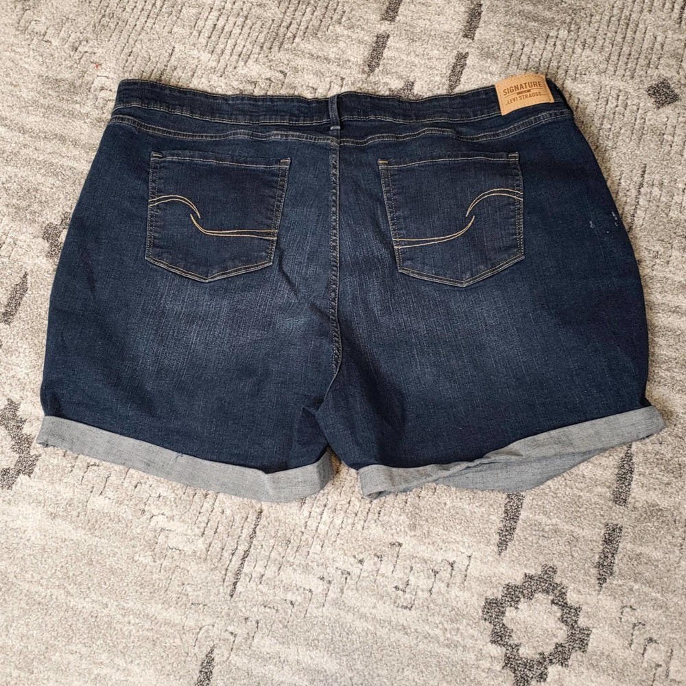 Signature Levi Strauss Mid-rise jeans shorts size 24